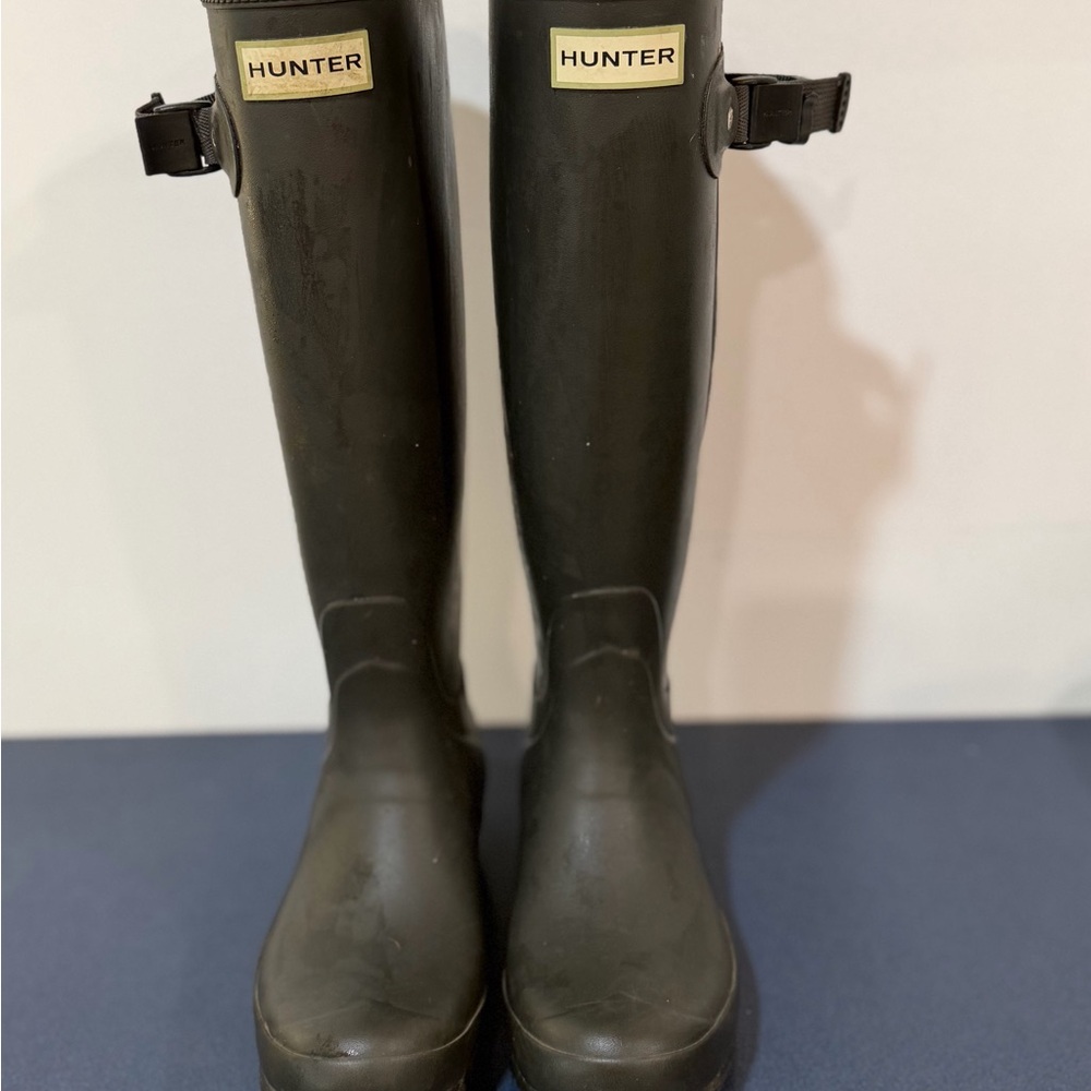 Hunter Women's Tall Rubber Rain Boots in dark gray